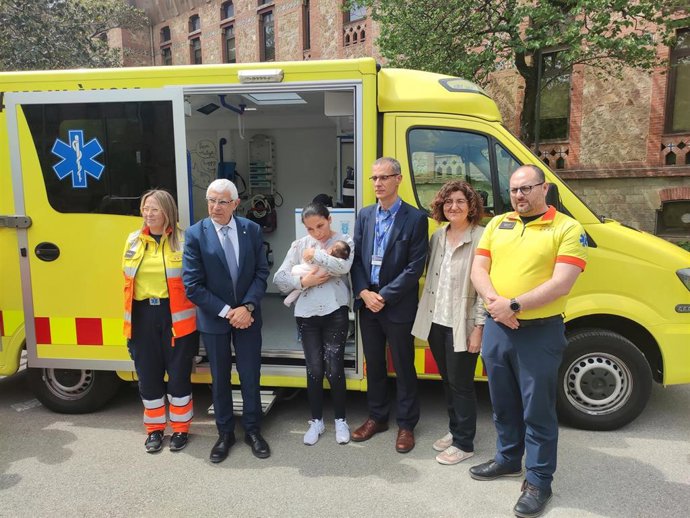 El conseller de Salud, Manel Balcells, con profesionales del SEM, de los hospitales Joan XXIII y Vall d'Hebron y la paciente y su madre