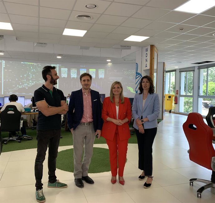 La portavoz nacional de Ciudadanos y candidata al Govern, Patricia Guasp, y la eurodiputada por CS, Eva Poptcheva, durante su visita este viernes a la empresa Wireless DNA