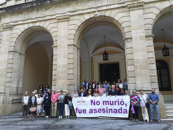 Minuto de silencio en el Ayuntamiento de Sevilla por el crimen machista de Torremolinos.