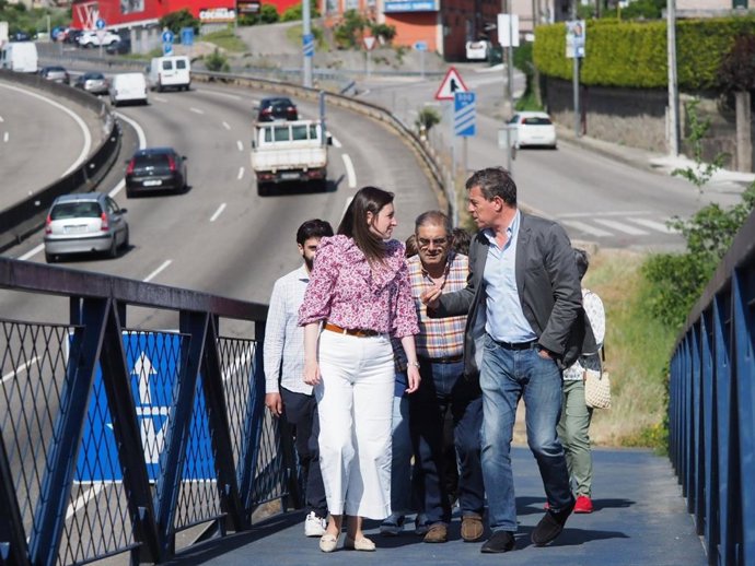 El delegado del Gobierno en Galicia, José Ramón Gómez Bestiero, con la candidata a la Alcaldía de Mos (Pontevedra), Victoria Alonso
