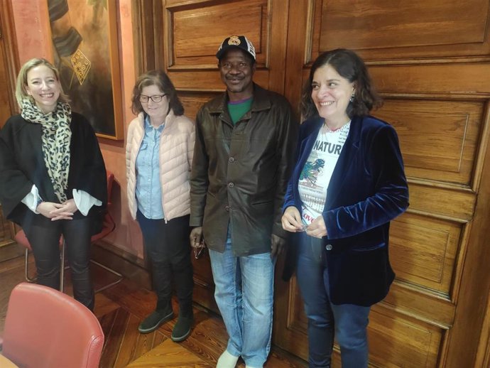 Momento antes de la firma de la cesión de las camas