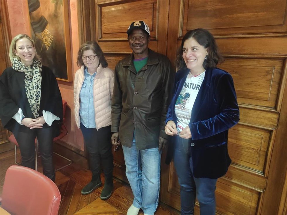 Momento antes de la firma de la cesión de las camas
