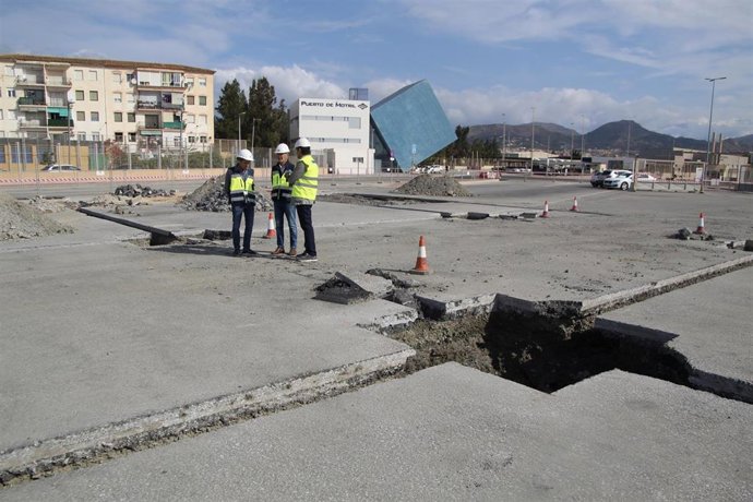 Visita a los trabajos para la construcción de las marquesinas fotovoltaicas y la futura nave de inspección de vehículos en el puerto de Motril.