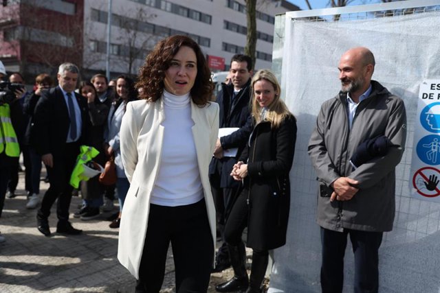 La presidenta de la Comunidad de Madrid y candidata del PP a la reelección, Isabel Díaz Ayuso, y el candidato del PP a la Alcaldía de Parla, José Manuel Zarzoso, aplauden durante un acto de campaña electoral del Partido Popular,