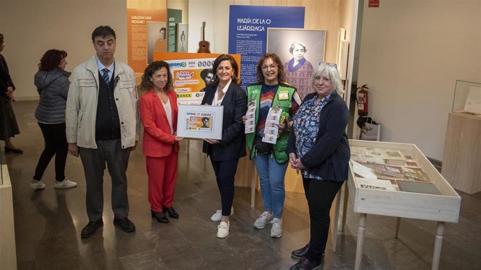 La presidenta del Gobierno, Concha Andreu, con responsables de la ONCE