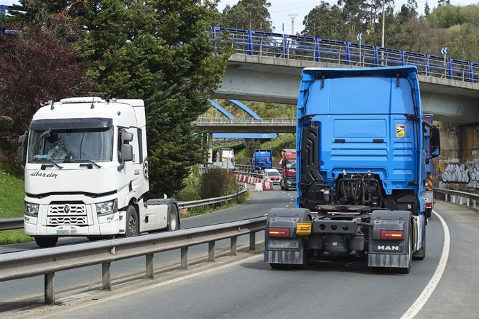 Archivo - Varios camiones 