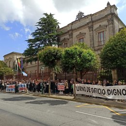 Protesta de abogados del turno de oficio ante el Parlamento