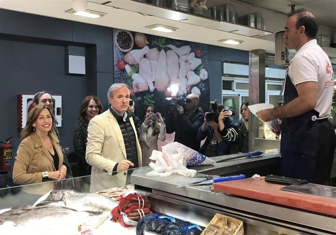 El candidato del Partido Popular (PP) a la Presidencia del Gobierno de Aragón, Jorge Azcón, y la candidata del PP a la Alcaldía de Zaragoza, Natalia Chueca, en un puesto del Centro Comercial Delicias