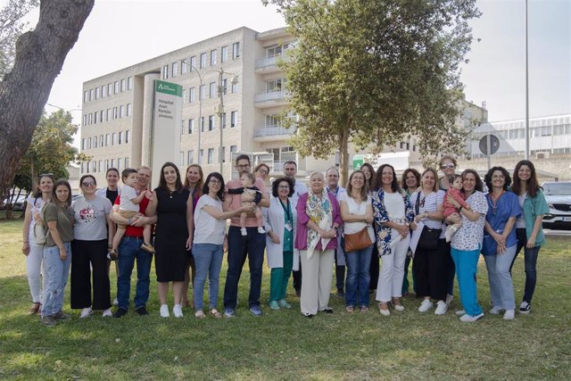 El Hospital Juan Ramón Jiménez rinde homenaje a las 119 madres donantes de leche por su generosidad.