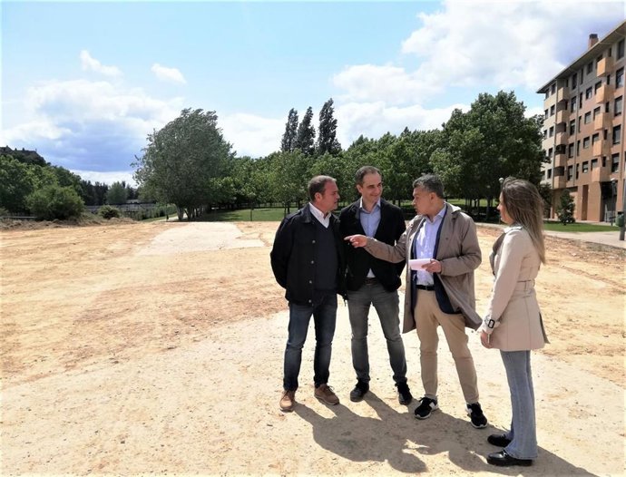 Conrado Escobar, junto a miembros de su candidatura, en la parcela de Rodejón donde propone un nuevo centro deportivo polivalente.