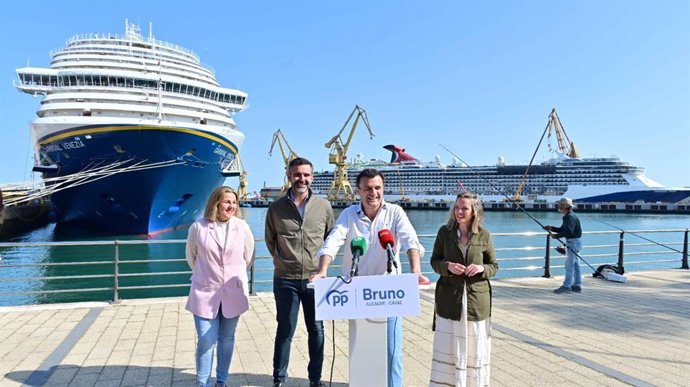 El candidato del PP a la Alcaldía de Cádiz, Bruno García, junto al coordinador de Sostenibilidad, Medio Ambiente y Economía Azul del PP Andaluz, y consejero del ramo, Ramón Fernández-Pacheco