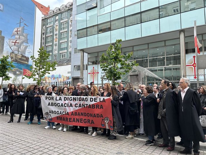 Concentración de abogados y procuradores del turno de oficio frente a la sede del Gobierno de Cantabria.