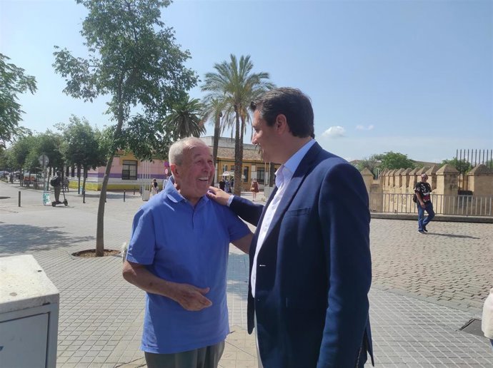 José María Bellido saluda a un vecino.