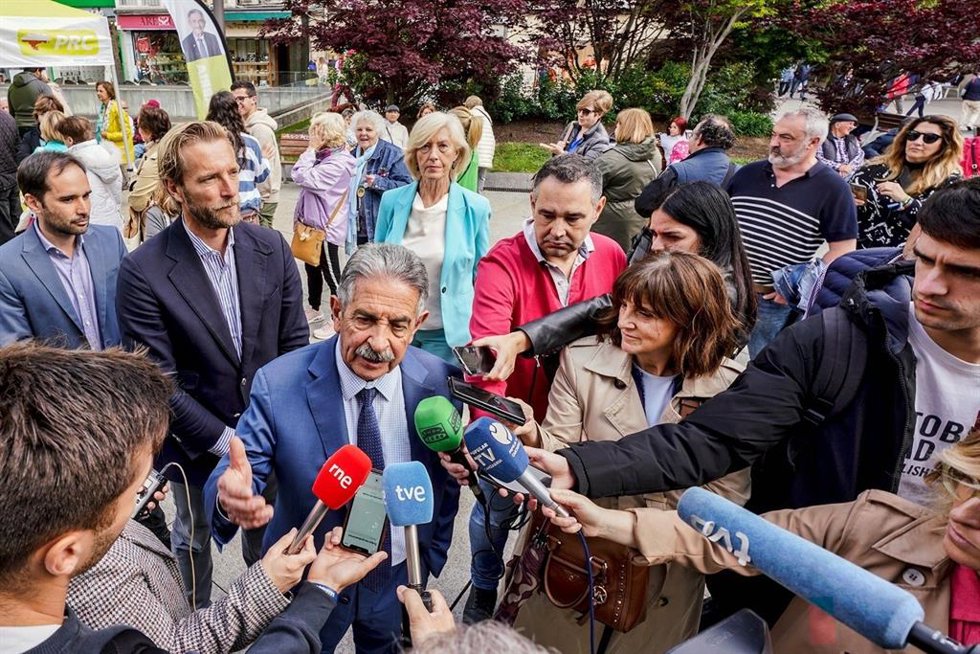 Declaraciones de Miguel Ángel Revilla y Felipe Piña en la Plaza del Ayuntamiento de Santander