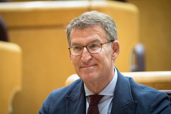 El presidente del PP, Alberto Núñez Feijóo, durante una sesión plenaria en el Senado, a 17 de mayo de 2023, en Madrid (España). El proyecto de Ley por el Derecho a la Vivienda se enfrenta a su aprobación definitiva en el pleno del Senado. La nueva norma