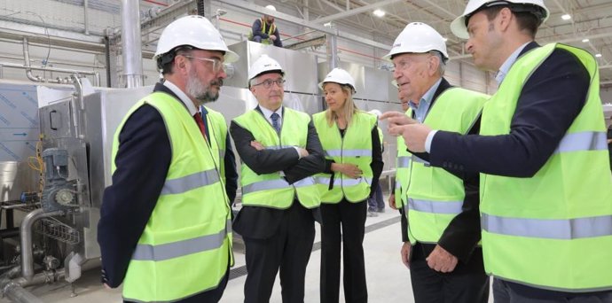 El presidente de Aragón, Javier Lambán, visita la plataforma del complejo de BonÁrea en Épila junto a Jaume Alsina, presidente de BonÁrea Agrupa.