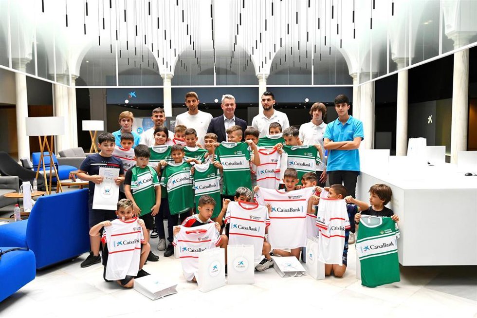 Menores de la Fundación Alalá, en el Polígono Sur, en un encuentro con jugadores del Sevilla FC y del Real Betis.