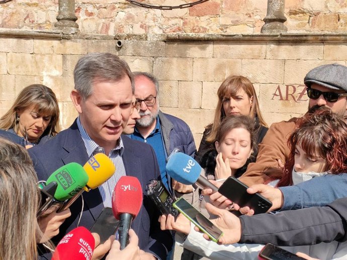 El ministro de Sanidad, José Manuel Miñones, atiende a los medios de comunicación en Salamanca.