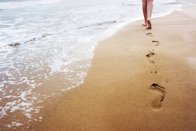 Archivo - Aprender a caminar no es cosa de niños, andar, playa, arena, mar, pies