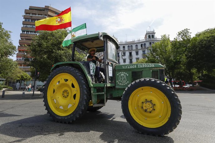 Los regantes durante la tractorada para reclamar la autorización del riego con aguas regeneradas. A 19 de mayo de 2023, en Granada (Andalucía, España). Tractorada para reclamar a la Confederación Hidrográfica del Guadalquivir el riego de cultivos de la 