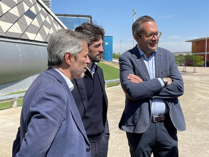 Carlos Ortas, Daniel Pérez Calvo y Adrián Vázquez (Cs).