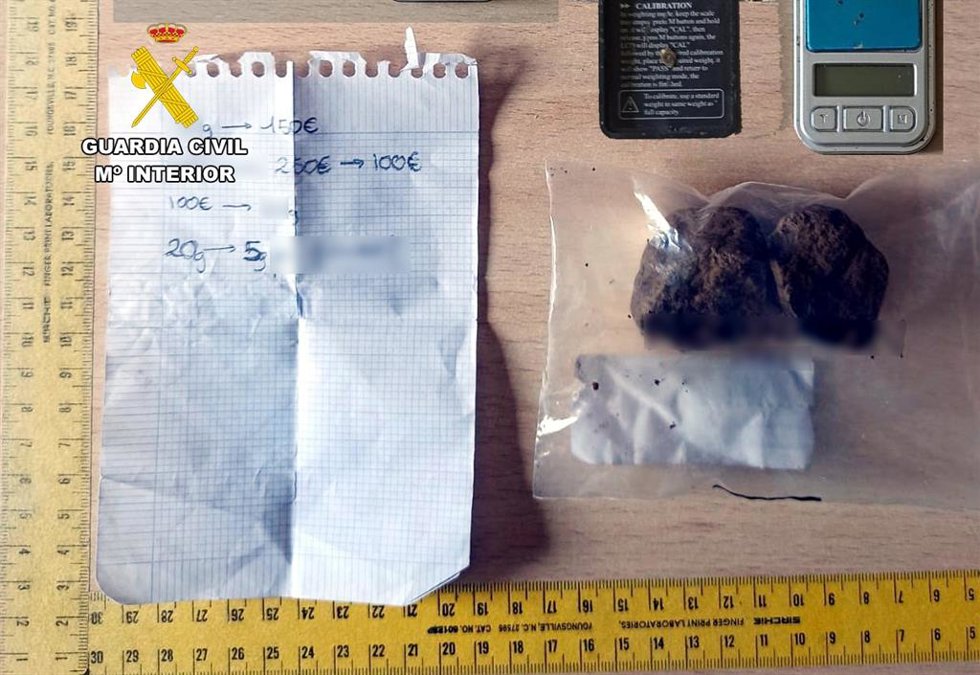 Rdo. Nota De Prensa (La Guardia Civil Detiene A Dos Varones Al Intervenirles Hachís Junto A Un Instituto De Castro Urdiales)