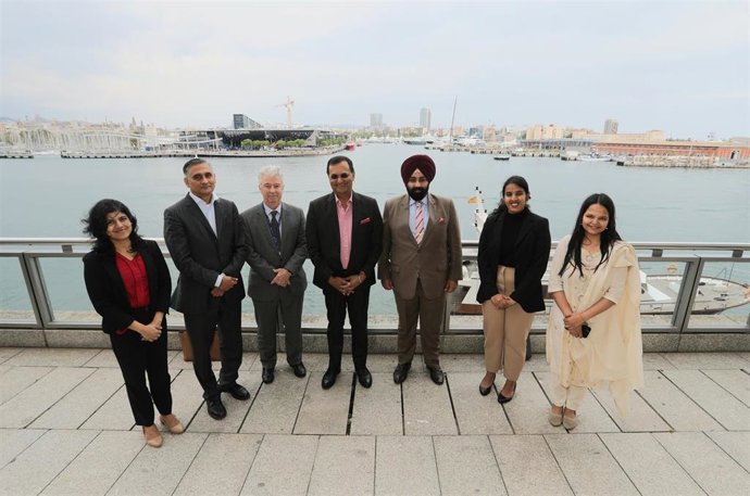 El embajador de India, Shri Dinesh K Patnaik, junto a otros representantes de la embajada y el jefe de relaciones externas del Puerto de Barcelona, Manel Galán.