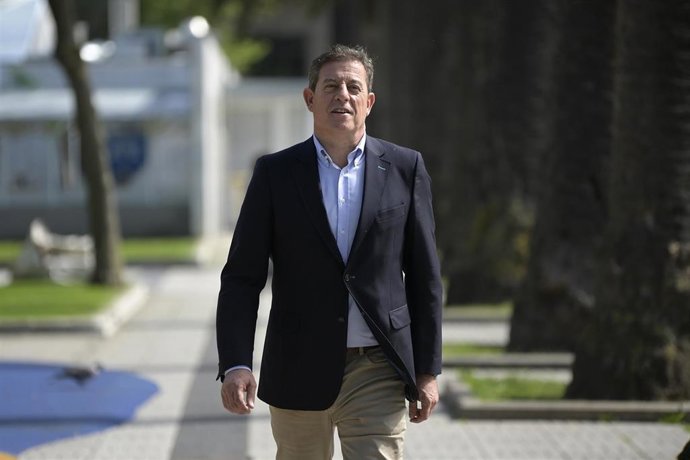 El nuevo delegado del Gobierno de España en Galicia, José Ramón Gómez Besteiro, posa tras una entrevista para Europa Press, en la delegación del Gobierno, a 27 de abril de 2023, en A Coruña, Galicia (España). José Ramón Gómez Besteiro sustituye en este 