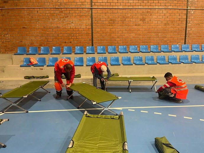 Pabellón habilitado para atender a los desalojados por el incendio en Pinofranqueado