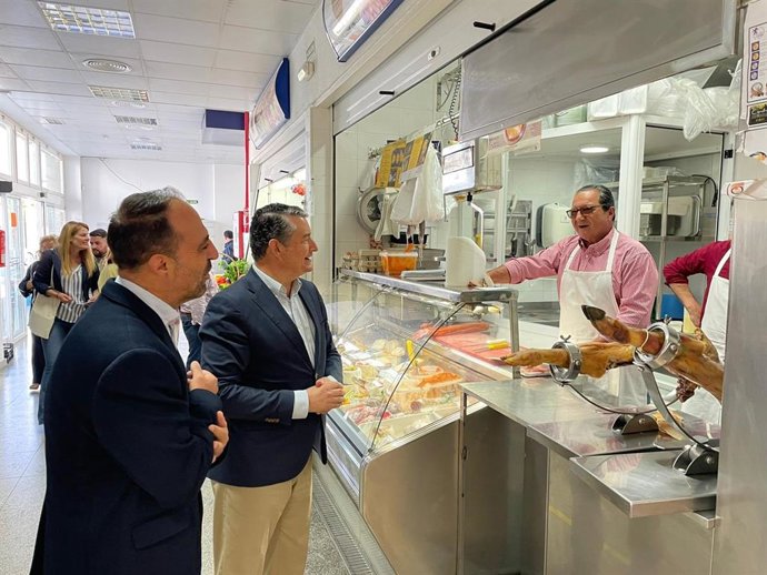 Antonio Sanz con el candidato del PP a la Alcaldía de Ubrique.