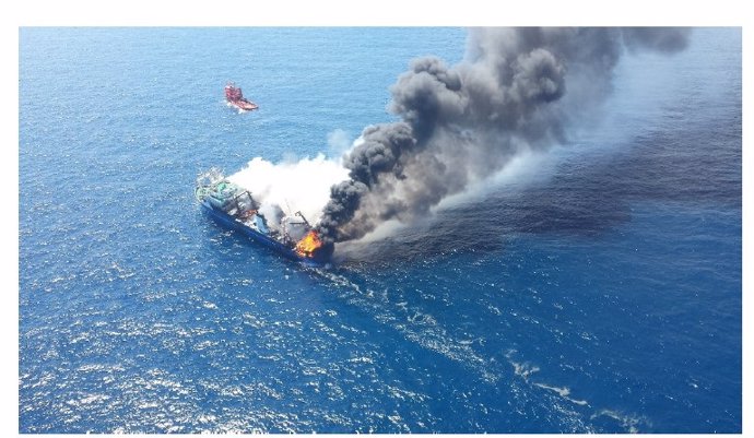 Incendio del buque Oleg Naydenov el 12 de abril de 2015