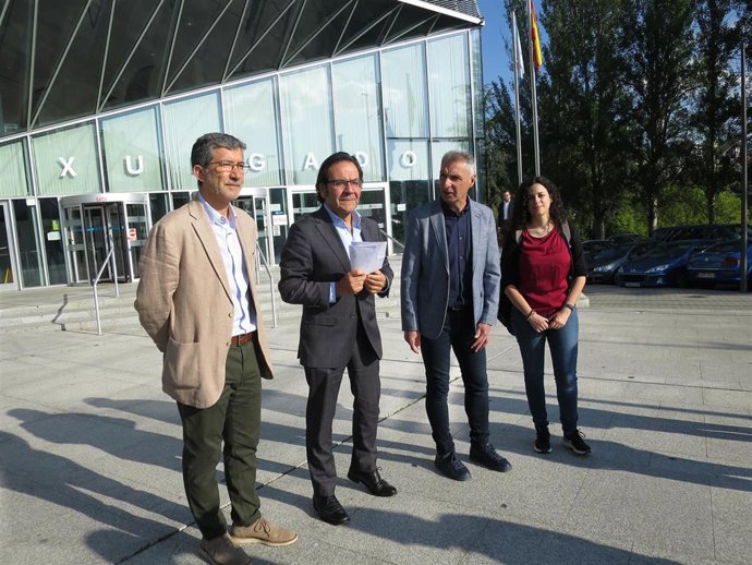 El andidato del BNG a la Alcaldía de Ourense, Luís Seara, acompañado por los diputados autonómicos Noa Presas e Iago Tabarés y el abogado Xoan Antón Pérez Lema a las puertas de los juzgados de Ourense.