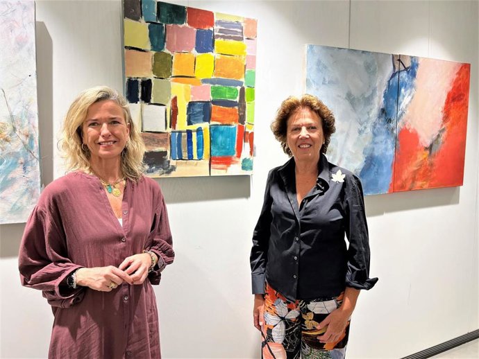 La responsable de los Centros Culturales de la Fundación Caja Rural del Sur, María Luisa García-Palacios, y la artista Pía Jaraquemada, en la inauguración de la muestra 'En positivo'