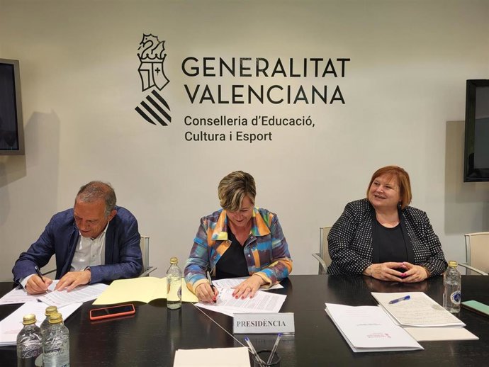 La Conselleria de Educación y los sindicatos han firmado un acuerdo que permitirá aumentar en los próximos dos cursos la plantilla de los institutos de la Comunitat Valenciana en más de 1.900 profesores.