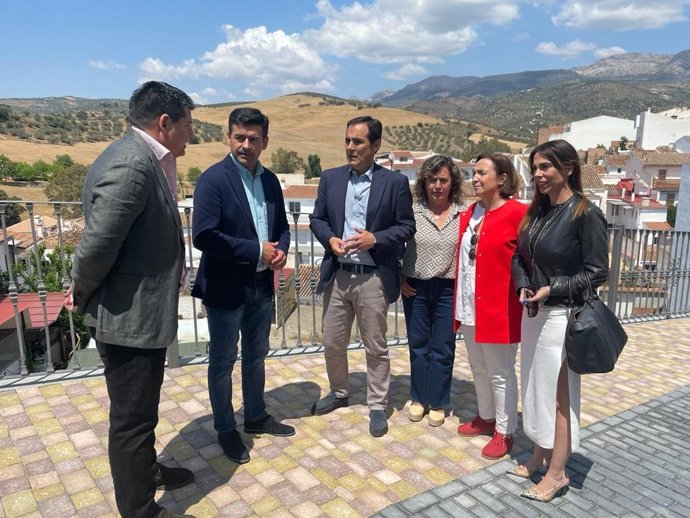 El consejero de Justicia, Administración Local y Función Pública, Jose Antonio Nieto, en una visita institucional al municipio de Riogordo (Málaga).