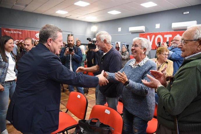 El candidato del PSOE a la Presidencia de C-LM, Emiliano García-Page, en Torrejón del Rey (Guadalajara).