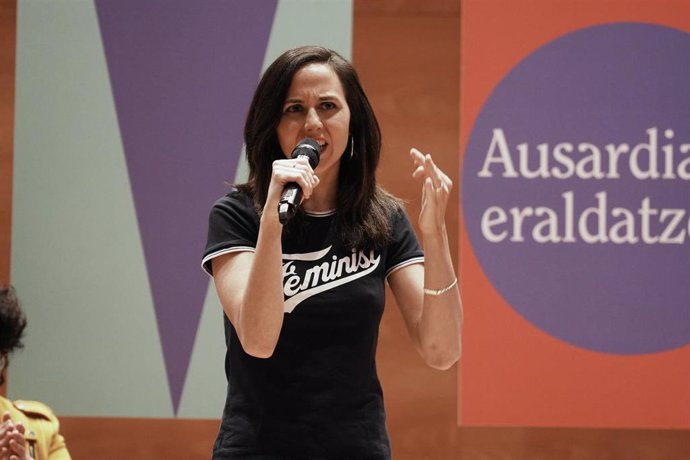 La secretaria general de Podemos y ministra de Derechos Sociales y Agenda 2030, Ione Belarra, interviene en un acto de campaña de Elkarrekin, a 19 de mayo de 2023, en Bilbao, Vizcaya, País Vasco (España). La ministra ha participado en el mitin junto a r