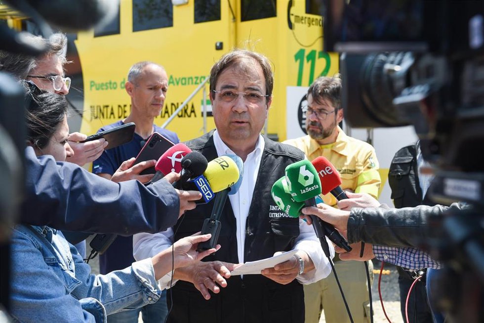 El secretario general del PSOE y candidato a la reelección a la Presidencia de la Junta de Extremadura, Guillermo Fernández Vara, atiende a medios sobre el incendio de Hurdes y Gata.
