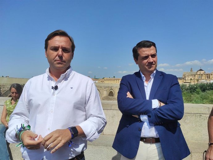 El secretario general del PP andaluz, Antonio Repullo, y el candidato popular a la reelección como alcalde de Córdoba, José María Bellido.