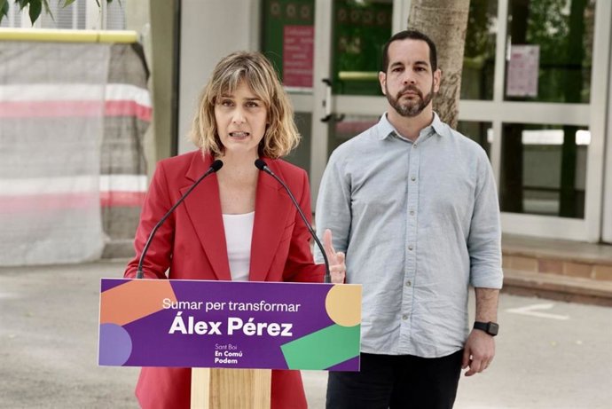 La líder de los comuns, Jéssica Albiach, junto al alcaldable de la formación en Sant Boi, lex Perez.