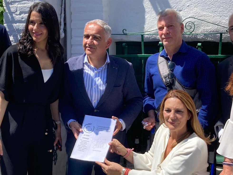 La portavoz de Ciudadanos en el Congreso de los Diputados, Inés Arrimadas, la candidata a la alcaldía de Granada, Concha Insúa, y miembros de la Plataforma de la Gran Granada.