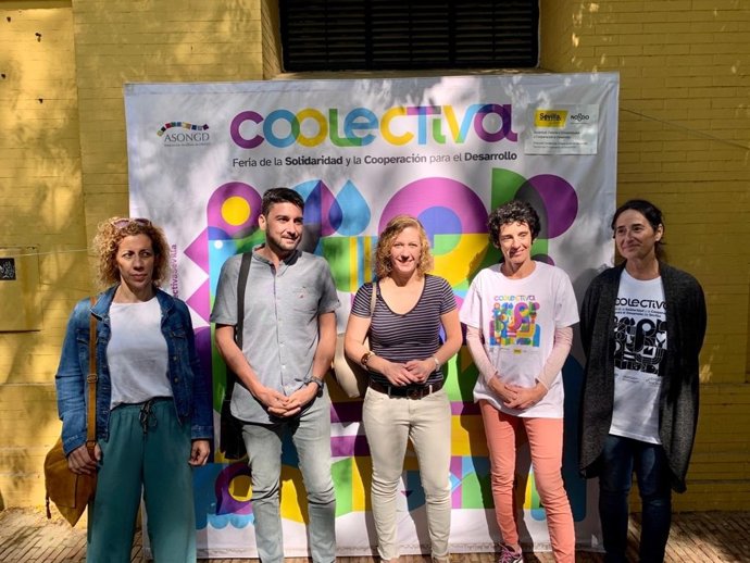 La candidata de Podemos-IU a la Alcaldía de Sevilla, Susana Hornillo, y el número dos de la coalición, Ismael Sánchez, en la Feria Coolectiva.