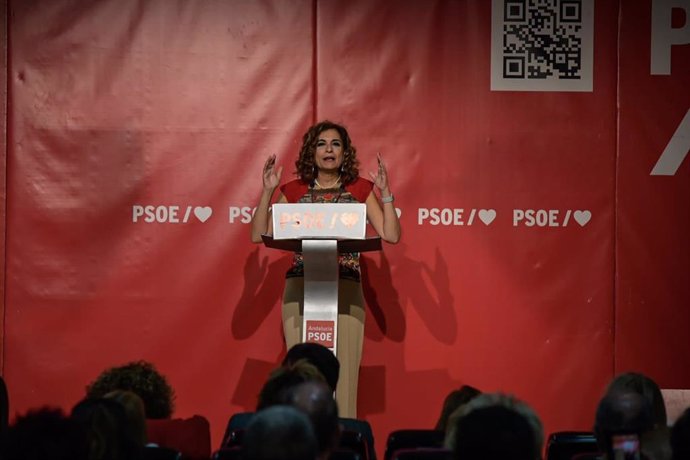 La vicesecretaria general del PSOE y vicepresidenta del Gobierno, María Jesús Montero, en un acto con mayores en Huelva.