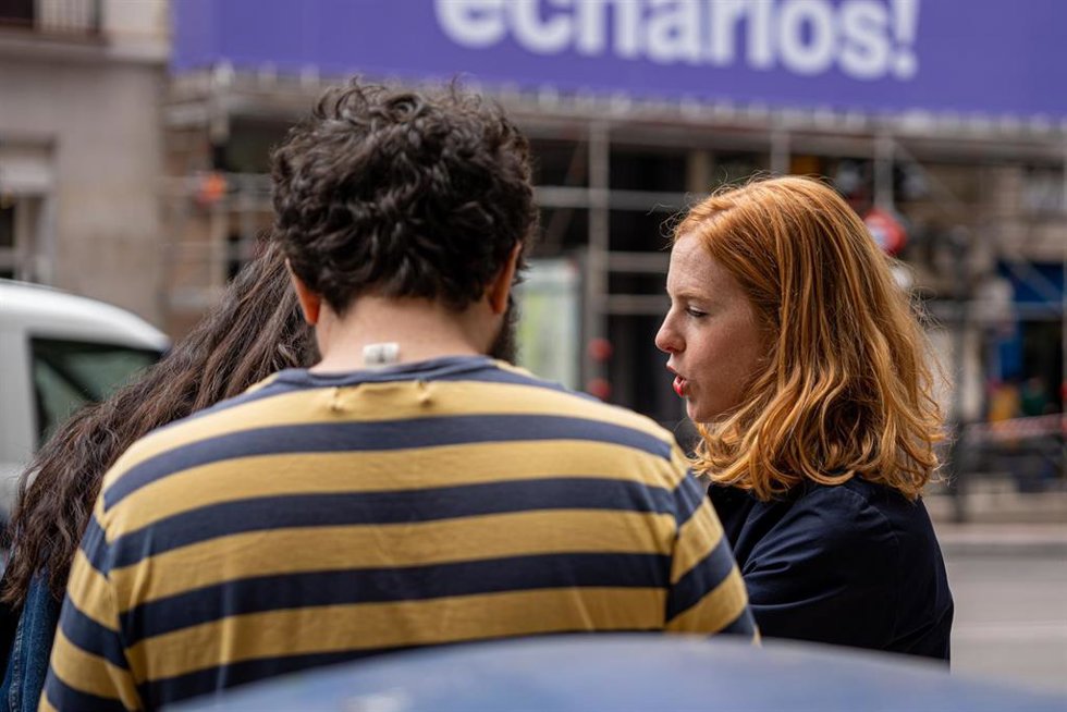 La secretaria de Organización de Podemos y secretaria de Estado para la Agenda 2030, Lilith Verstrynge, atiende a medios por la lona colgada en el distrito de Salamanca, a 19 de mayo de 2023, en Madrid (España). Podemos ha colocado hoy una lona en la ca