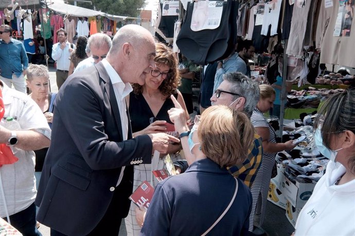 Muñoz se reúne con vecinos en el mercadillo de Los Carteros.