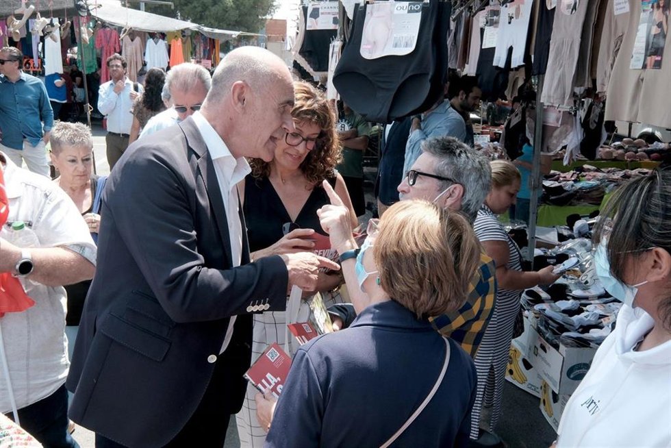 Muñoz se reúne con vecinos en el mercadillo de Los Carteros.