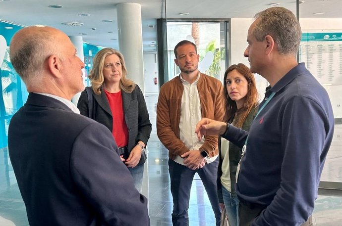 La candidata de Vox a la Alcaldía de Granada, Beatriz Sánchez Agustino, visita empresas en el PTS.