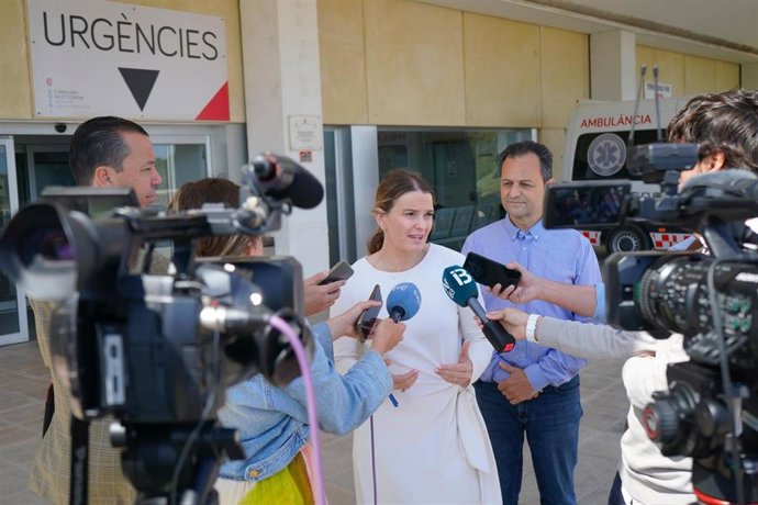 La presidenta del PP balear y candidata al Govern, Marga Prohens, acompañada por el candidato de Sa Unió al Consell de Formentera y al Parlament balear, Lloren Córdoba.