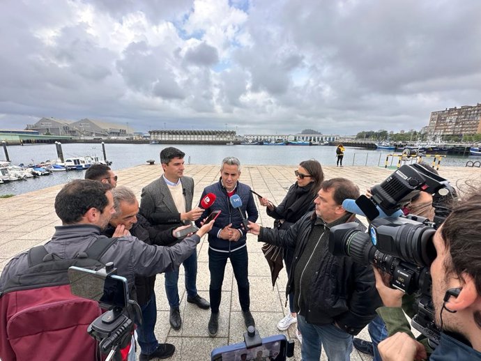 Los candidatos del PSOE a la Presidencia de Cantabria y a la Alcaldía de Santander, Pablo Zuloaga (derecha) y Daniel Fernández (izda), respectivamente, realizan declaraciones frente al puente levadizo del Puerto de Santander
