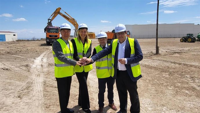 La consejera Marta Gastón y el CEO de KDK en Europa, Hyo Sang Park durante su visita a las instalaciones de KDK Automotive con motivo del inicio de sus obras de ampliación.